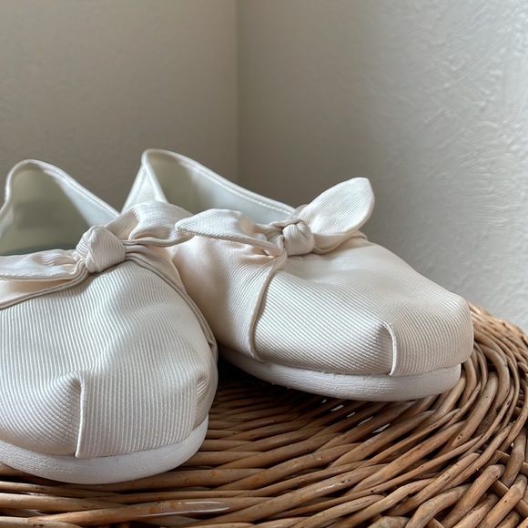 TOMS beautiful ivory bow slip on loafer - Picture 6 of 9